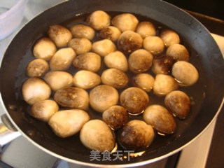 蚝油草菇的做法步骤：1