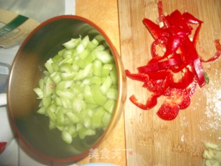 芹菜炒鸡柳的做法步骤：2