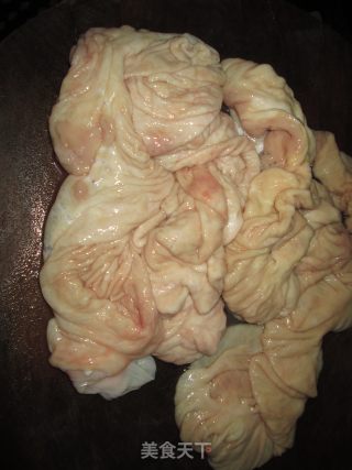 粉蒸肥肠的做法步骤：1