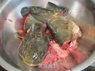 酱炖鲶鱼的做法步骤：3