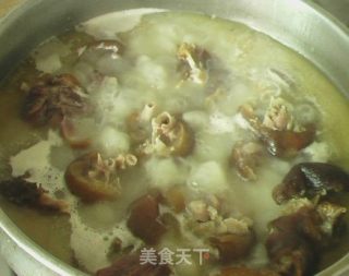 花生腊猪腿汤的做法步骤：3
