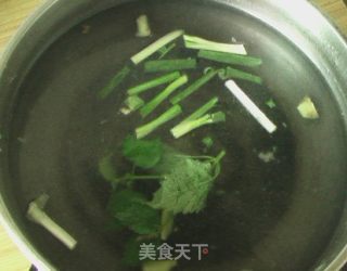 花生腊猪腿汤的做法步骤：5