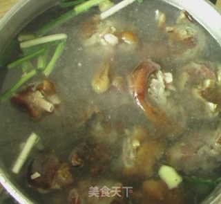 花生腊猪腿汤的做法步骤：6