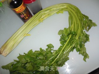 手撕芹菜——翠绿如碧丝的做法步骤：1