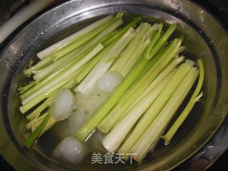手撕芹菜——翠绿如碧丝的做法步骤：2