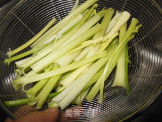 手撕芹菜——翠绿如碧丝的做法步骤：3