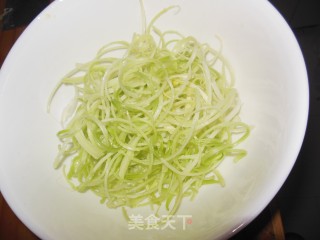 手撕芹菜——翠绿如碧丝的做法步骤：5