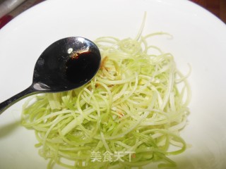 手撕芹菜——翠绿如碧丝的做法步骤：9