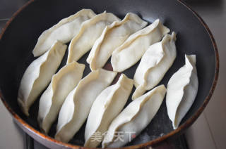 香酥味美的韭菜肉馅锅贴的做法步骤：8