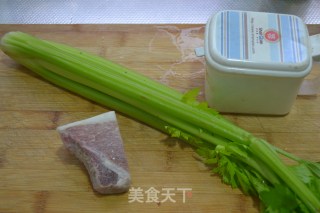 【香芹炒腊肉】（火候是关键）的做法步骤：1
