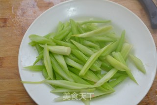 【香芹炒腊肉】（火候是关键）的做法步骤：3
