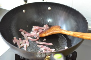 【香芹炒腊肉】（火候是关键）的做法步骤：4