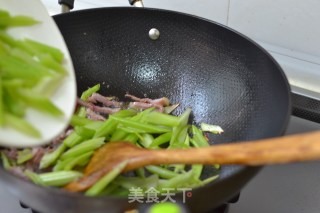 【香芹炒腊肉】（火候是关键）的做法步骤：6