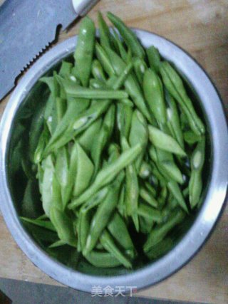 干煸豆角的做法步骤：1