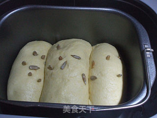 杂粮肉松面包的做法步骤：5
