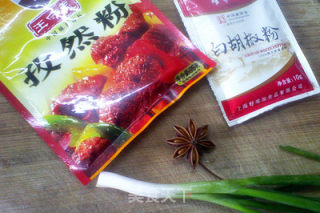 像烤肉串的味-------[干煸牛肉丁]的做法步骤：2