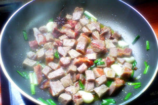 像烤肉串的味-------[干煸牛肉丁]的做法步骤：6