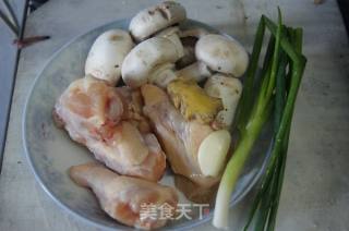 鸡腿肉炒口蘑的做法步骤：1