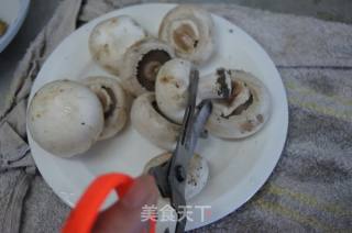 鸡腿肉炒口蘑的做法步骤：2