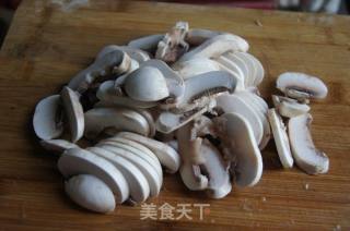鸡腿肉炒口蘑的做法步骤：3