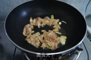 鸡腿肉炒口蘑的做法步骤：7