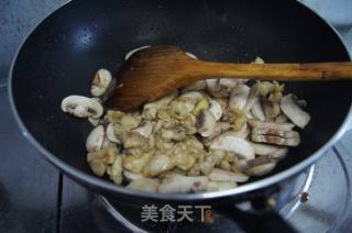 鸡腿肉炒口蘑的做法步骤：8