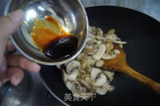 鸡腿肉炒口蘑的做法步骤：9