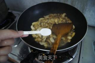 鸡腿肉炒口蘑的做法步骤：10