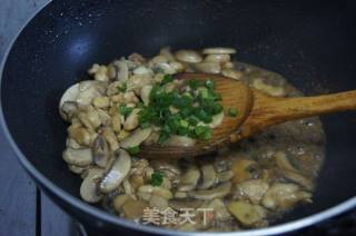 鸡腿肉炒口蘑的做法步骤：11