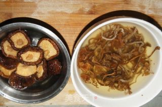 香菇笋丝扣鸡腿的做法步骤：2