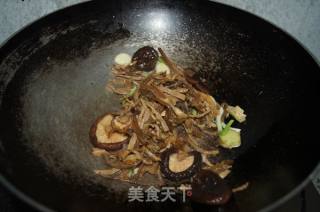 香菇笋丝扣鸡腿的做法步骤：5