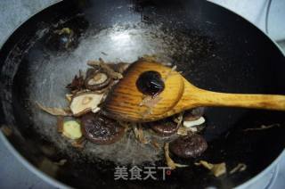 香菇笋丝扣鸡腿的做法步骤：6