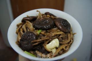 香菇笋丝扣鸡腿的做法步骤：7