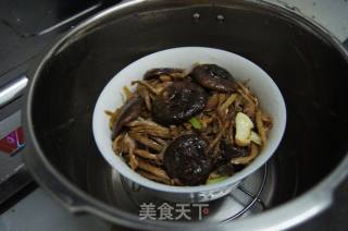 香菇笋丝扣鸡腿的做法步骤：8