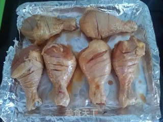 【蜜汁鸡腿】当腌料碰上了鸡腿，鸡腿遇上了蜂蜜的做法步骤：1