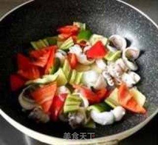 辣白菜墨鱼仔的做法步骤：4