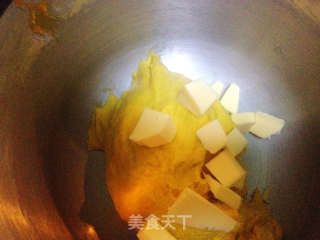 金灿灿的南瓜葡萄干餐包的做法步骤：2
