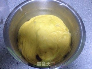 金灿灿的南瓜葡萄干餐包的做法步骤：6