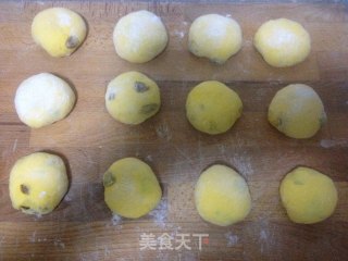 金灿灿的南瓜葡萄干餐包的做法步骤：7