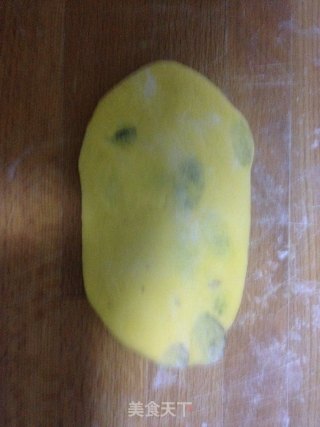 金灿灿的南瓜葡萄干餐包的做法步骤：8