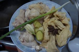 油豆腐卤鸡腿的做法步骤：1
