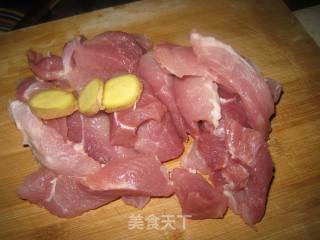 膨鱼腮青天葵瘦肉汤的做法步骤：1