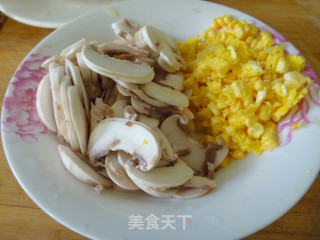 【怡汝私房食疗养生汤煲】营养健康汤羹自己做---鲜蘑粟米羹的做法步骤：2