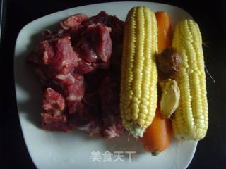 秋季不可错过的靓汤【玉米红萝卜煲猪骨】的做法步骤：1