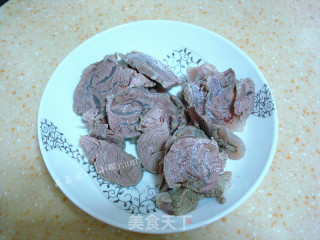 快手妈妈----牛肉炒角瓜的做法步骤：1