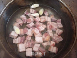 芋头红烧肉的做法步骤：2