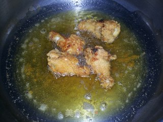 蒜香炸鸡翅的做法步骤：2