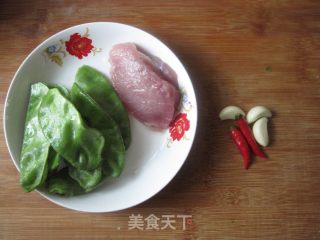 猪耳豆角炒肉片的做法步骤：1