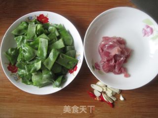猪耳豆角炒肉片的做法步骤：2
