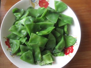 猪耳豆角炒肉片的做法步骤：4